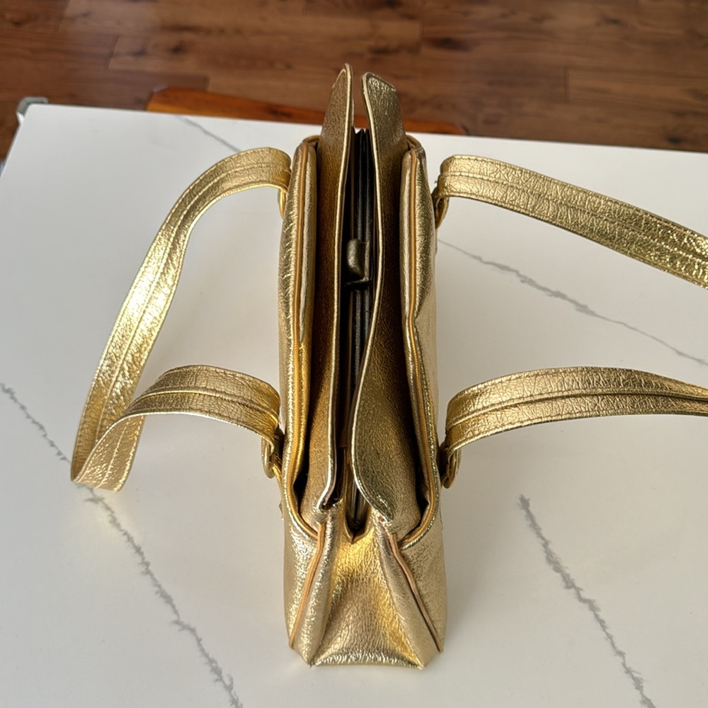 GOLD VINTAGE LOOK PURSE - Picture 3 of 9